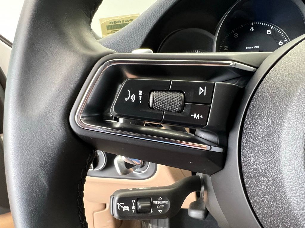 2025 Porsche Macan  9