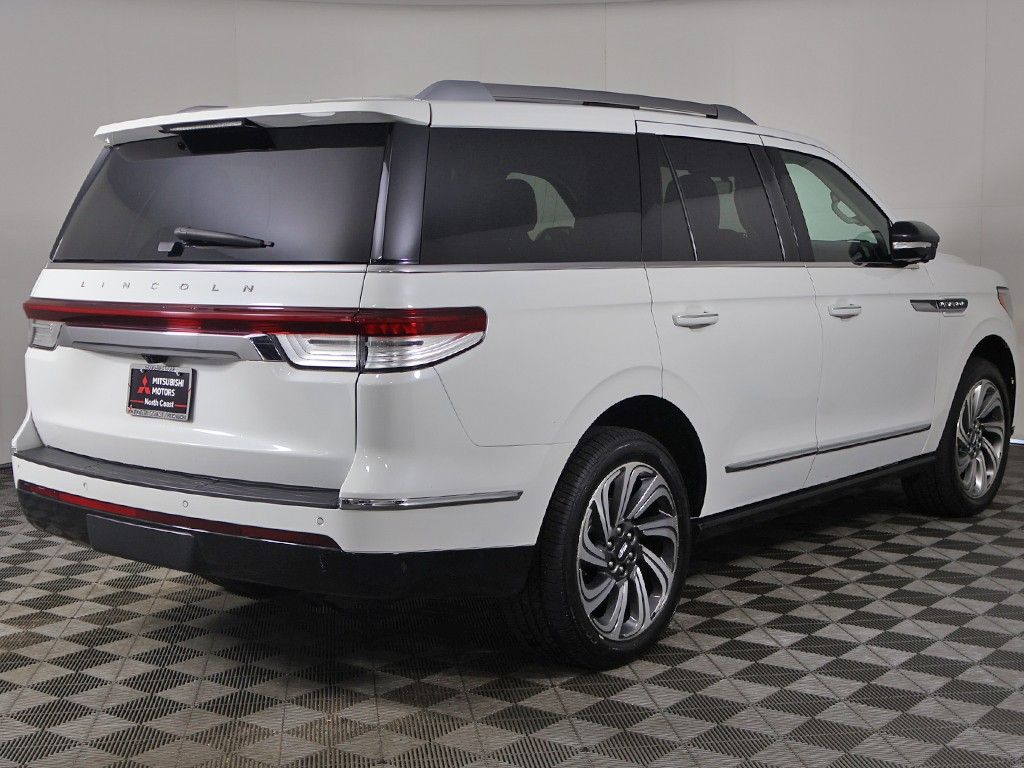 Used 2022 White Lincoln Reserve image 17