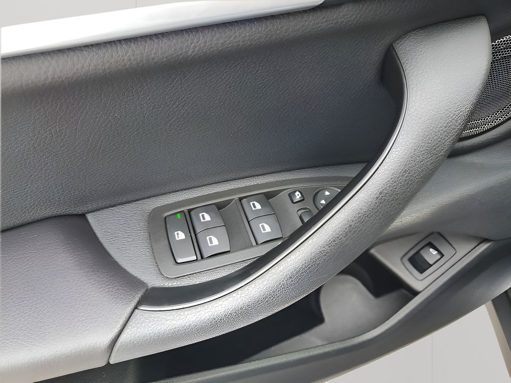 Used 2021 Silver BMW sDrive28i image 27