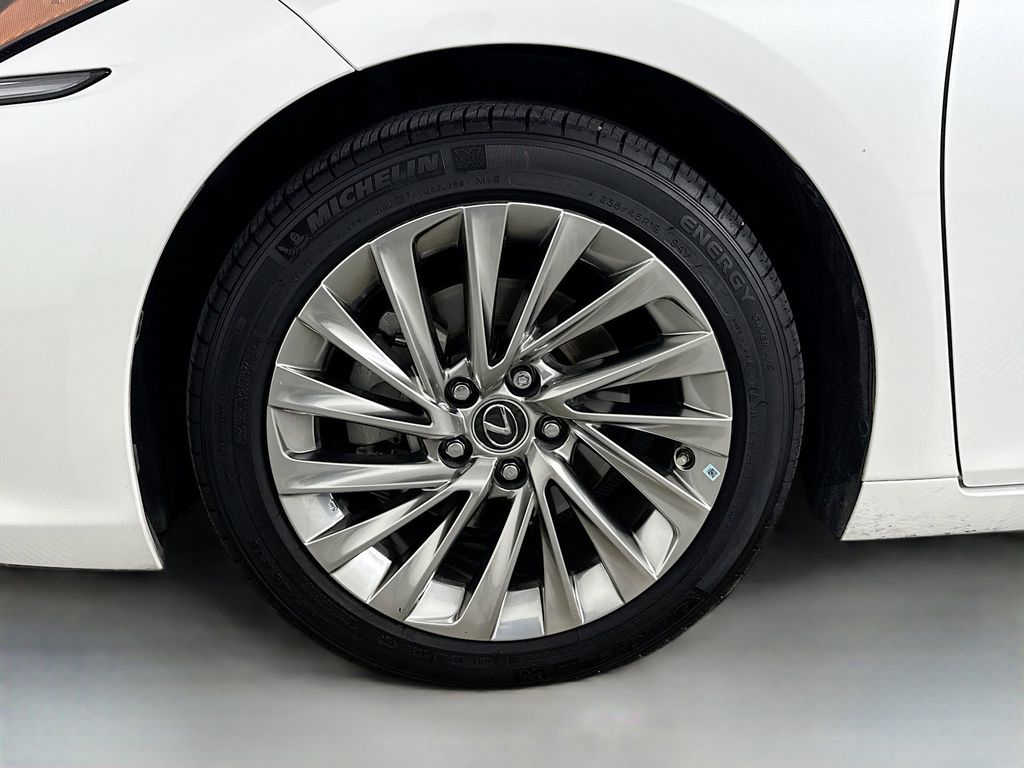 Thumbnail: 2021 Lexus ES - 32