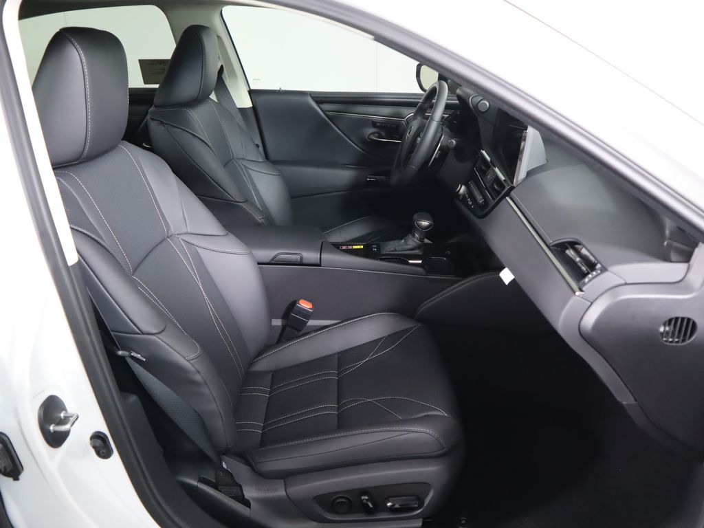 Used 2025 White Lexus 300h Luxury image 21