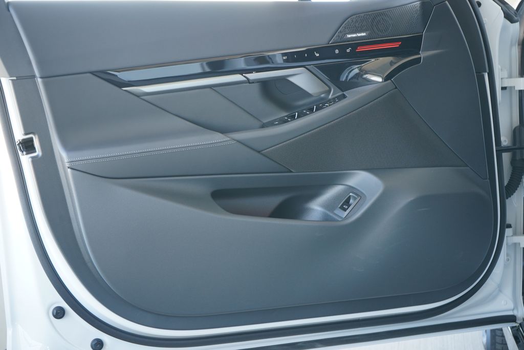 Thumbnail: 2026 BMW 5 Series - 10