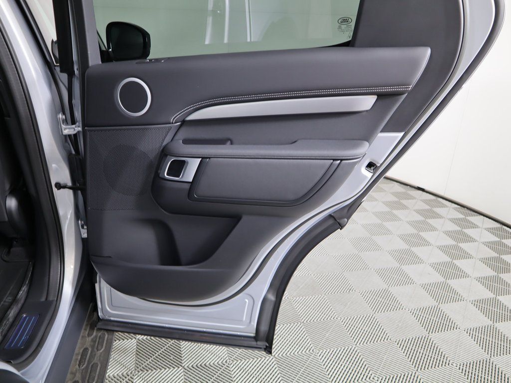 Thumbnail: 2023 Land Rover Discovery - 31