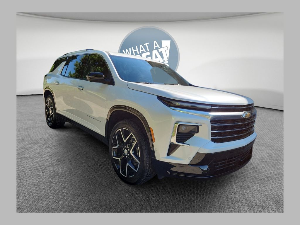 White (Iridescent Pearl Tricoat) 2025 Chevrolet Traverse SUV / Crossover Four-Wheel Drive 8-Speed Automatic