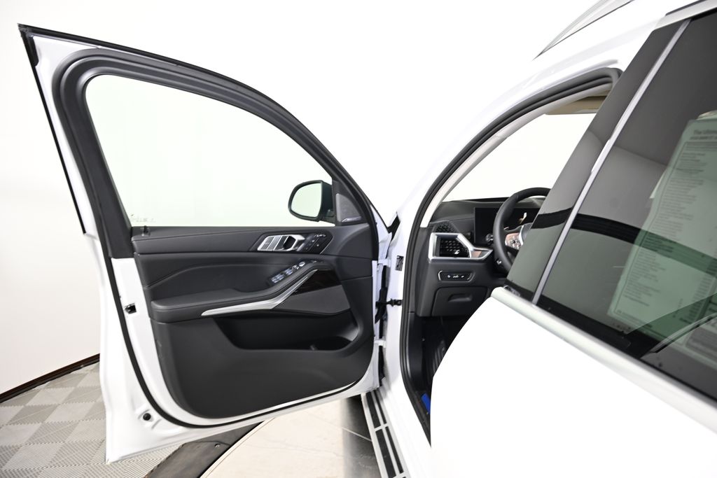 Thumbnail: 2026 BMW X7 - 21