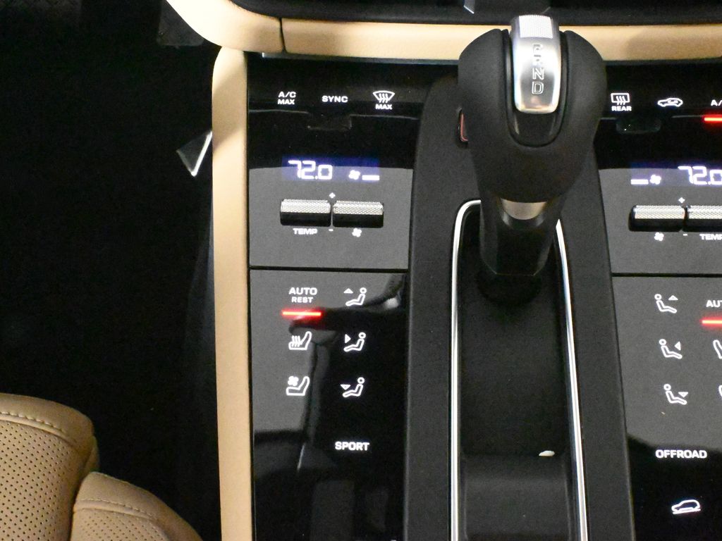 Thumbnail: 2025 Porsche Macan - 28