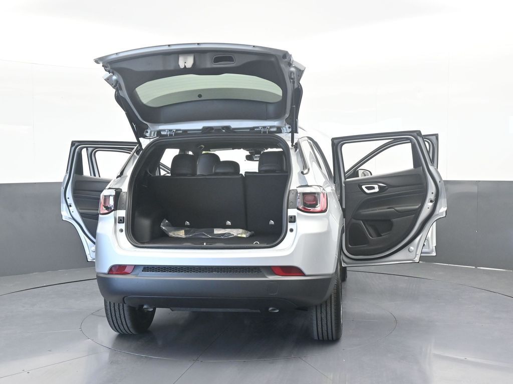 New 2026 silver zynith metallic clearcoat Jeep Latitude image 70