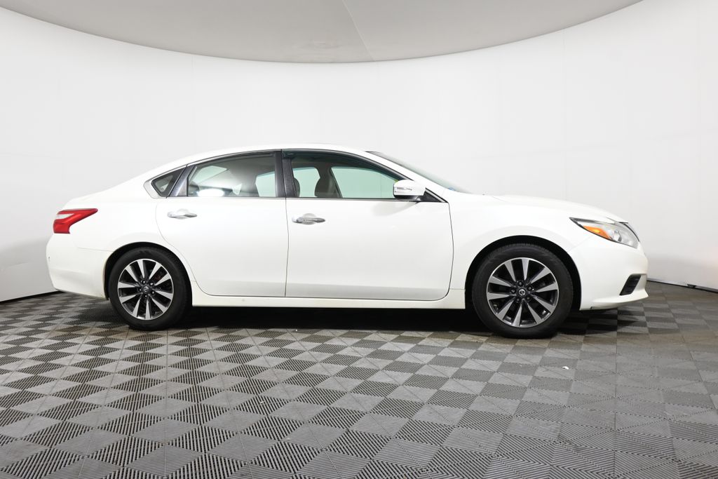 Thumbnail: 2016 Nissan Altima - 8