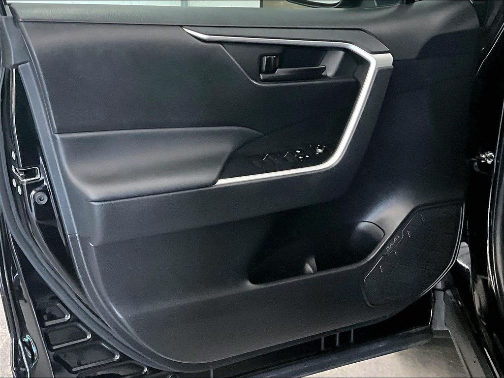 2023 Toyota RAV4 — photo 9