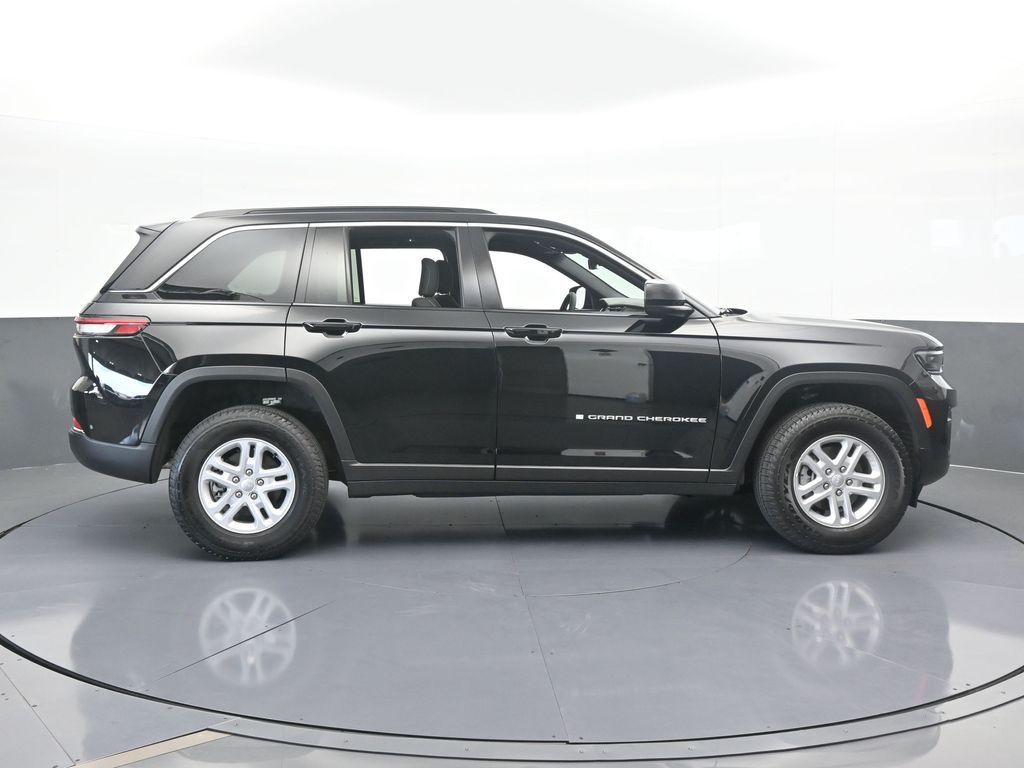 Used 2025 Diamond Black Crystal Pearlcoat Jeep Laredo image 7