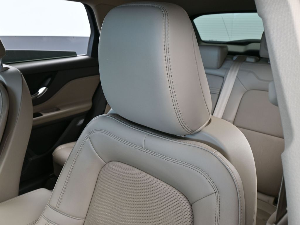 Used 2022 Pristine White Metallic Tri-Coat Lincoln Reserve image 16