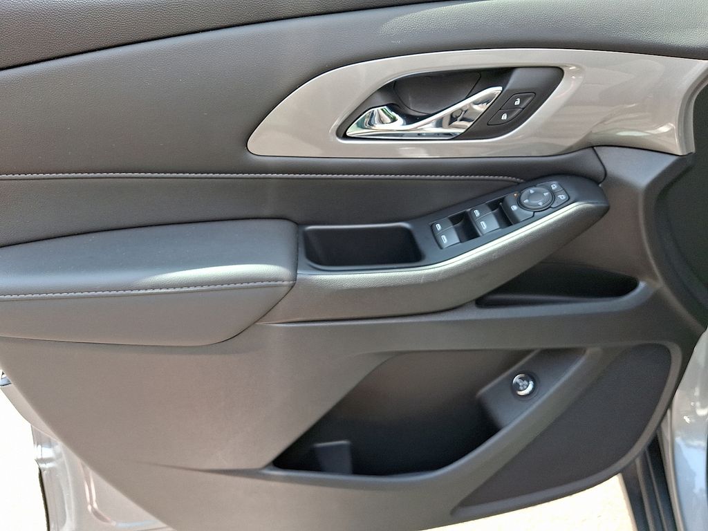Thumbnail: 2023 Chevrolet Traverse - 14