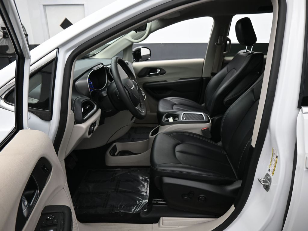 Used 2024 Bright White Clearcoat Chrysler Select image 11