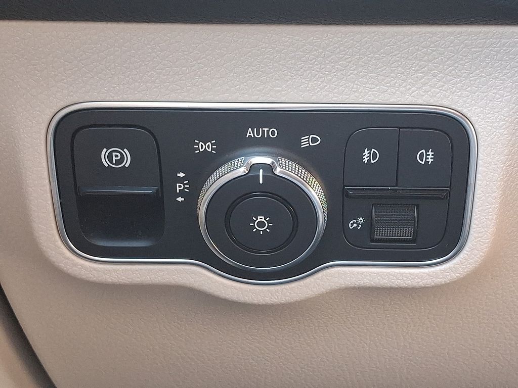 Thumbnail: 2023 Mercedes-Benz GLB - 26