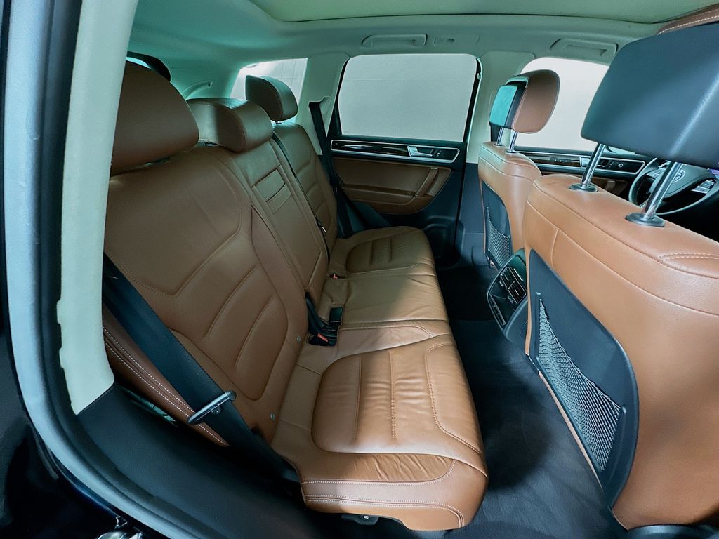 Thumbnail: 2015 Volkswagen Touareg - 28