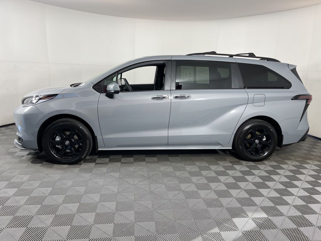 Thumbnail: 2025 Toyota Sienna - 2