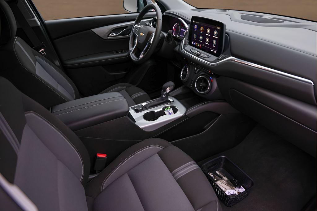 Used 2024 Gray Chevrolet LT image 27