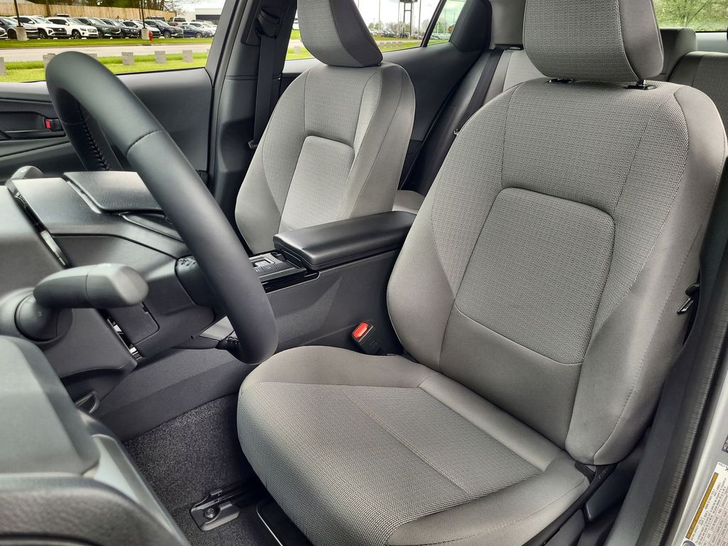 2025 Toyota Prius LE 12