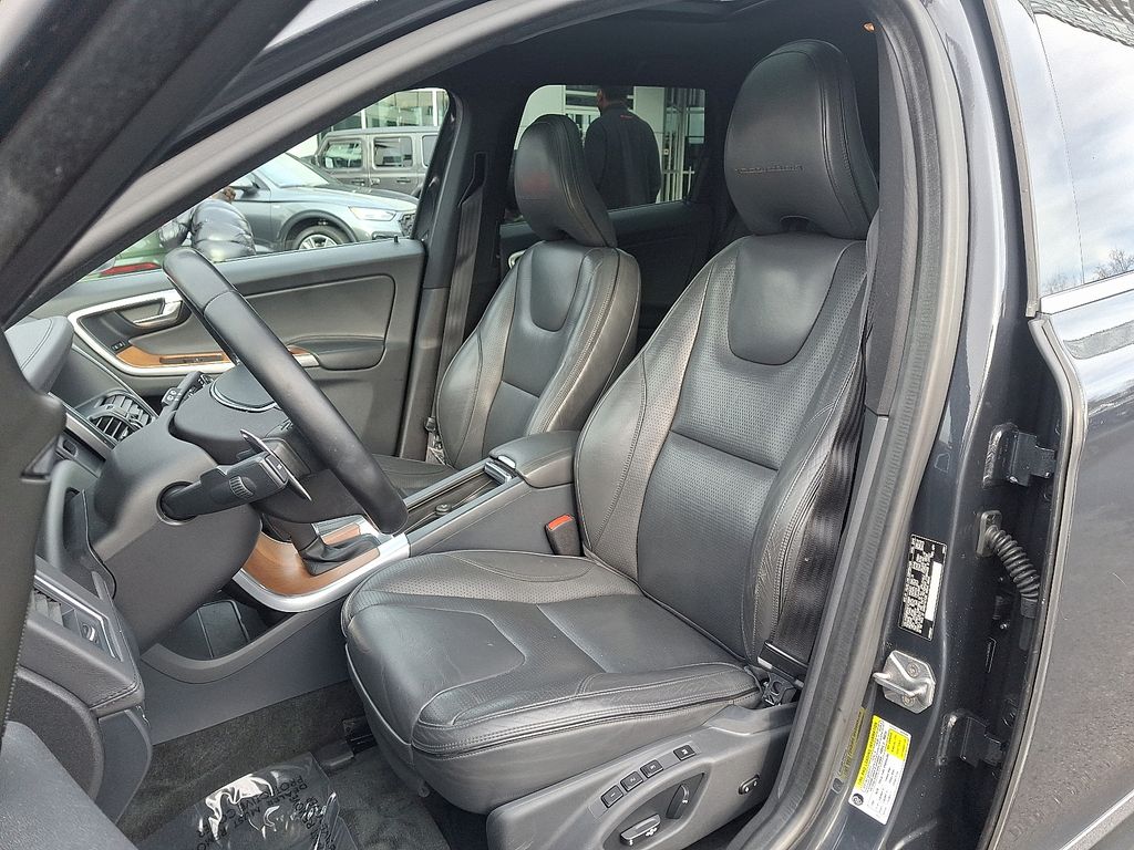 Thumbnail: 2015 Volvo XC60 - 13