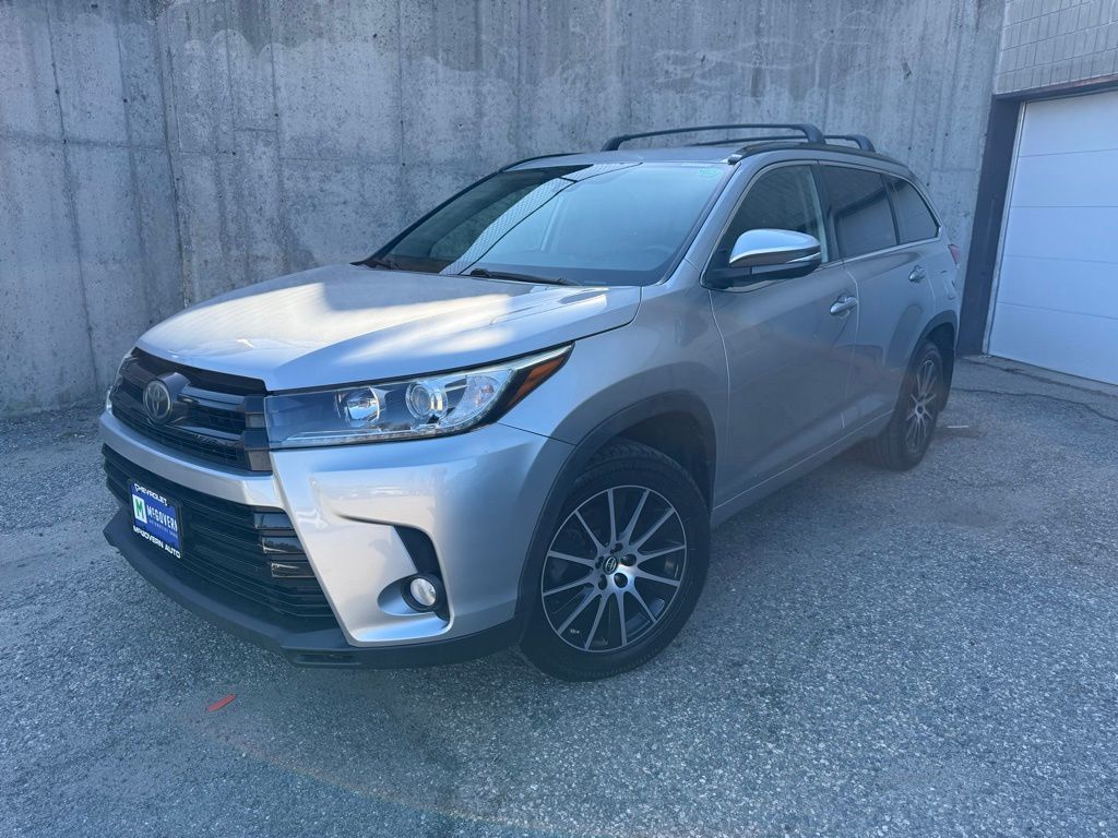 Celestial Silver Metallic 2018 Toyota Highlander SE AWD SUV / Crossover All-Wheel Drive 8-Speed Automatic
