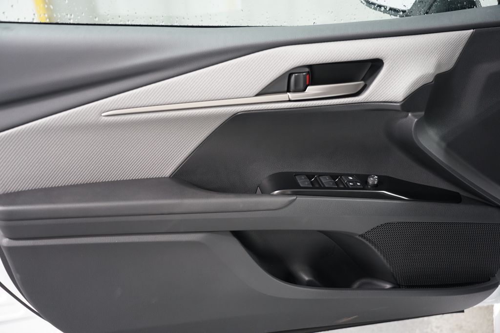2025 Toyota Camry SE 31
