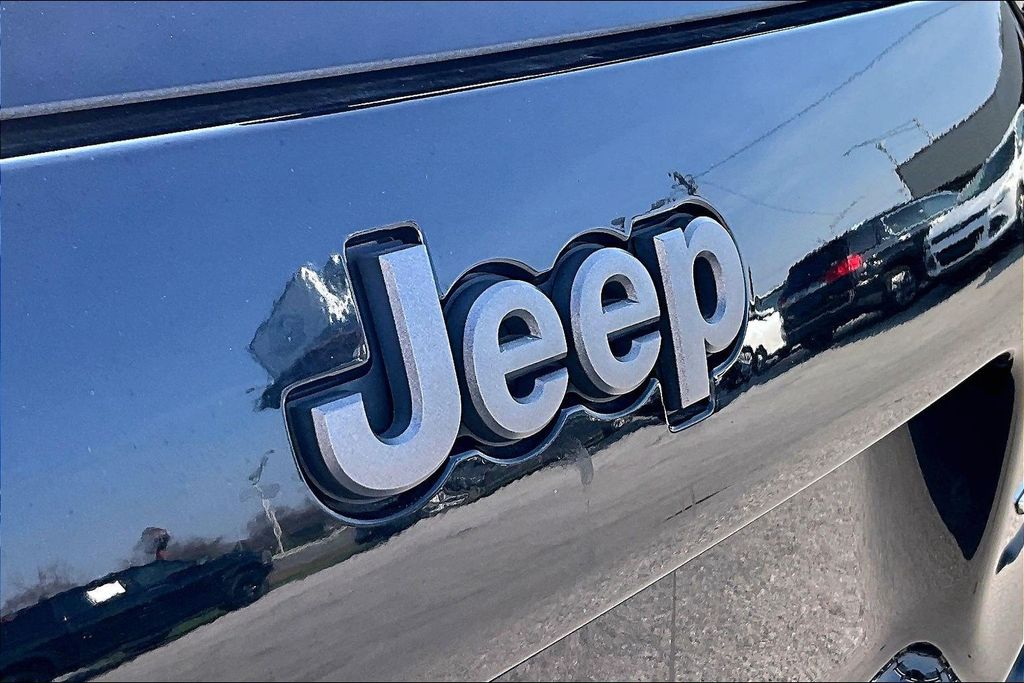 Used 2019 Black Jeep Trailhawk image 9