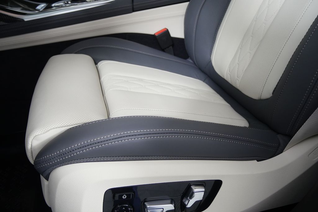 Thumbnail: 2026 BMW X7 - 11