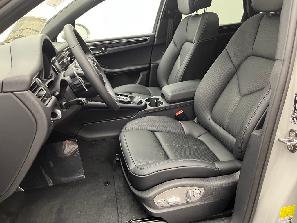 Thumbnail: 2026 Porsche Macan - 5