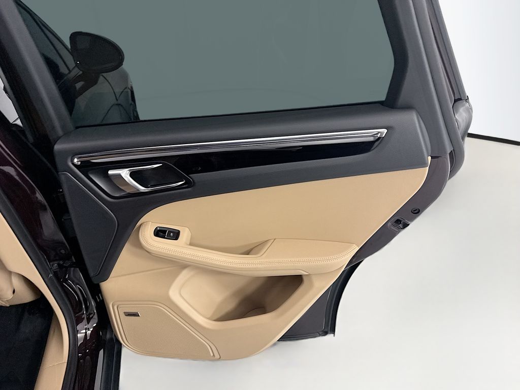 Thumbnail: 2026 Porsche Macan - 27