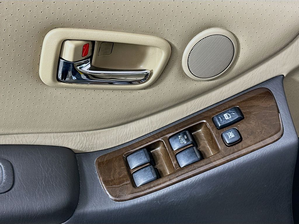 Thumbnail: 2003 Toyota Highlander - 16