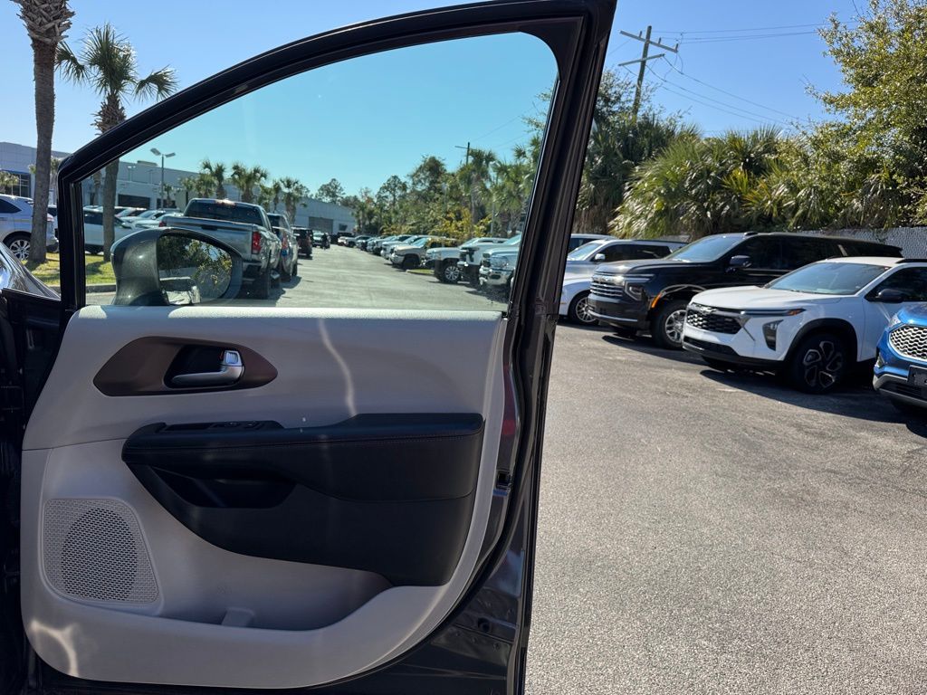 2019 Chrysler Pacifica Touring L 31