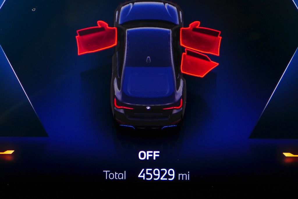 Thumbnail: 2022 BMW i4 - 32