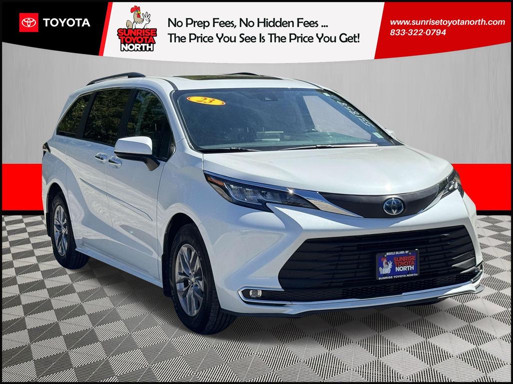 2023 Toyota Sienna XLE's photo