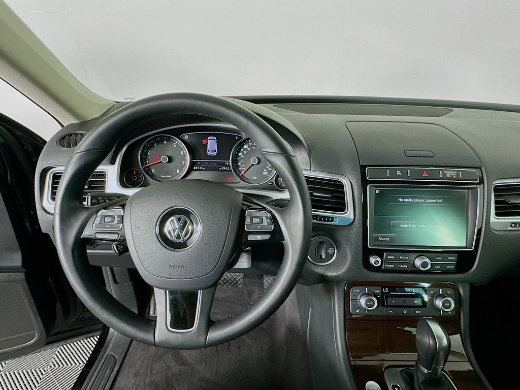 Thumbnail: 2015 Volkswagen Touareg - 11