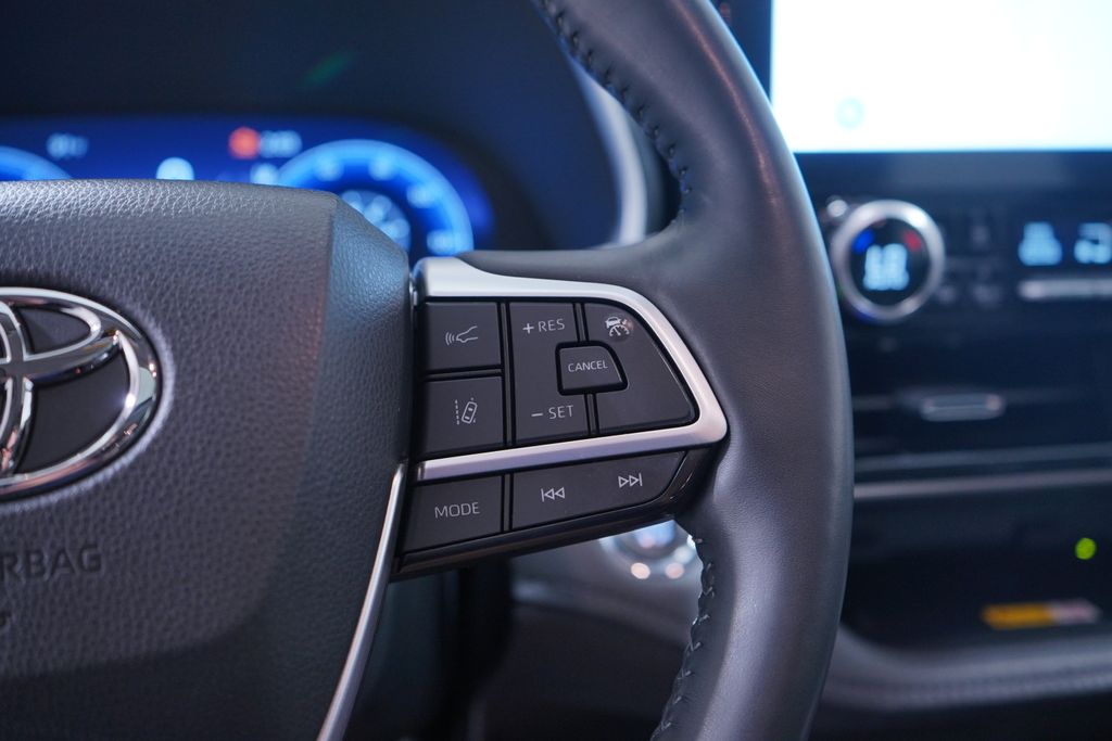 Thumbnail: 2023 Toyota Highlander - 20