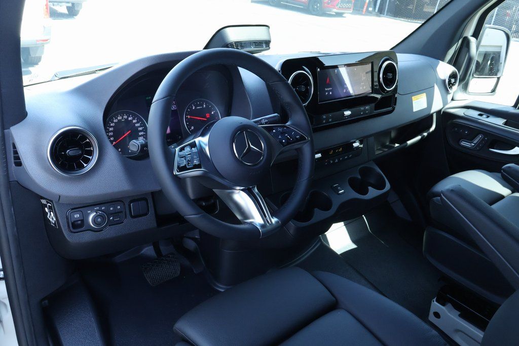 Thumbnail: 2025 Mercedes-Benz Sprinter - 3
