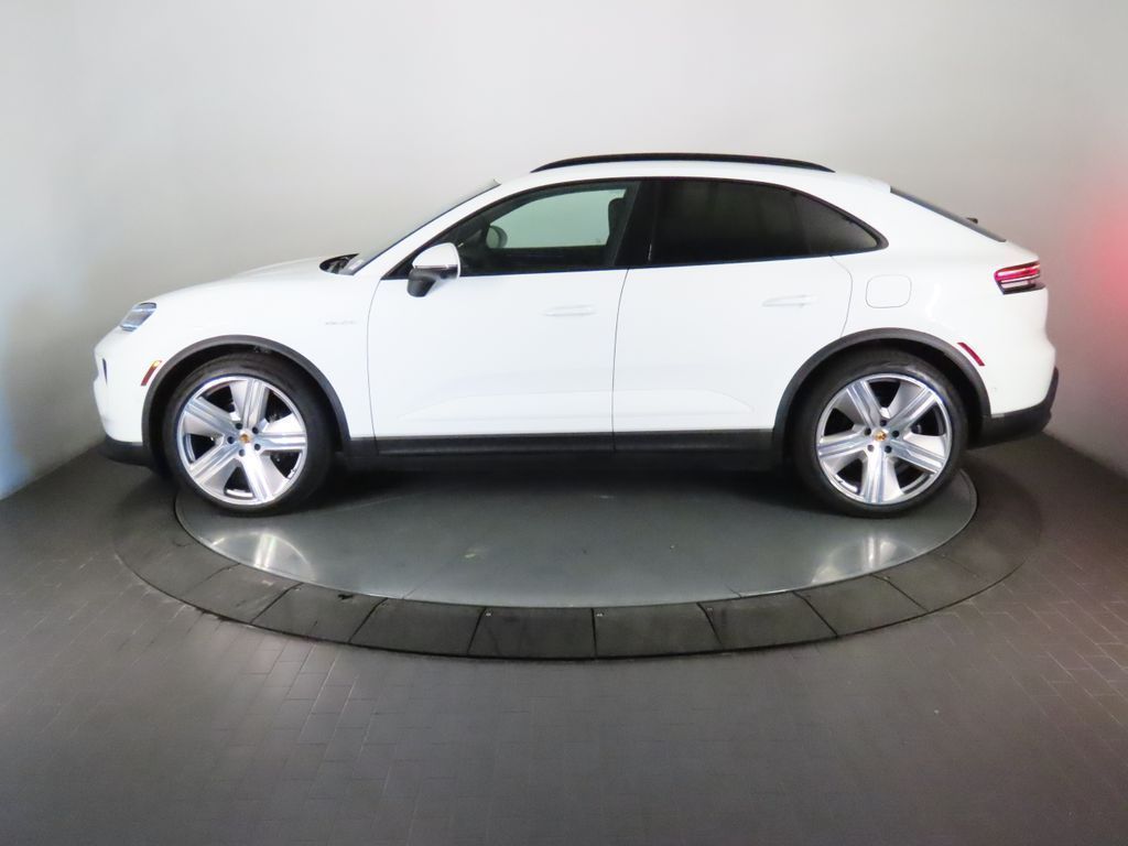 Thumbnail: 2026 Porsche Macan - 2