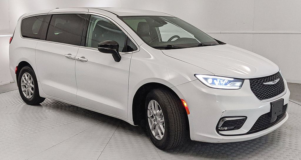 Bright White Clearcoat 2024 Chrysler Pacifica Minivan Front-Wheel Drive 9-Speed Automatic