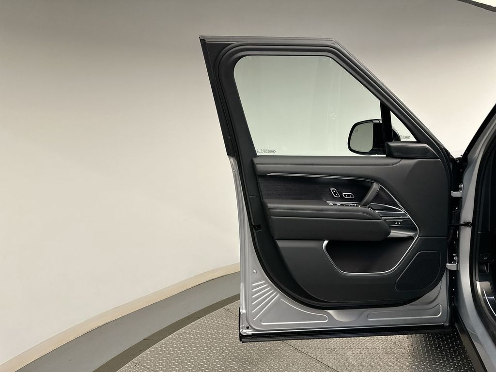 Thumbnail: 2025 Land Rover Range Rover - 9