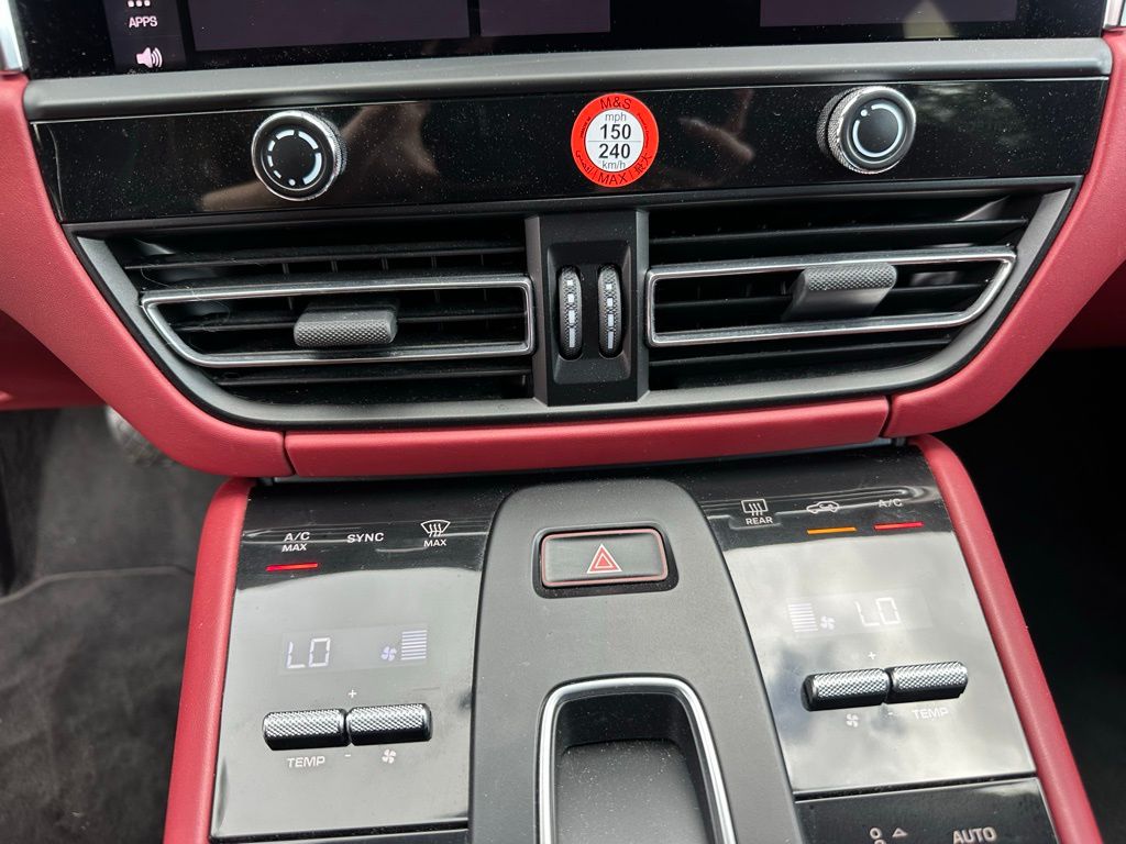 Thumbnail: 2023 Porsche Macan - 27