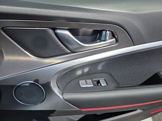 2025 Genesis G70  24