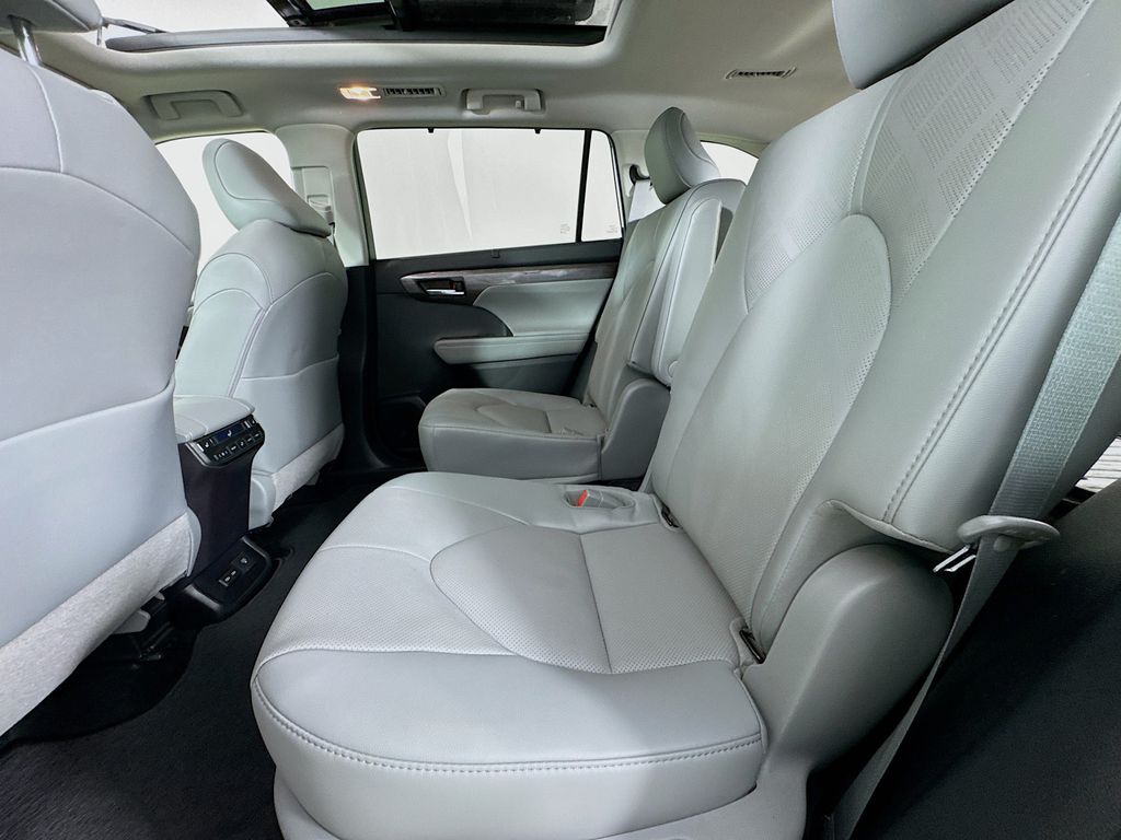 Used Car 2022 Toyota Highlander  Platinum For Sale Under $50,000 In Austin, Texas