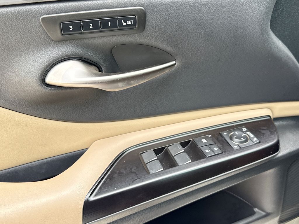 Thumbnail: 2020 Lexus ES - 29