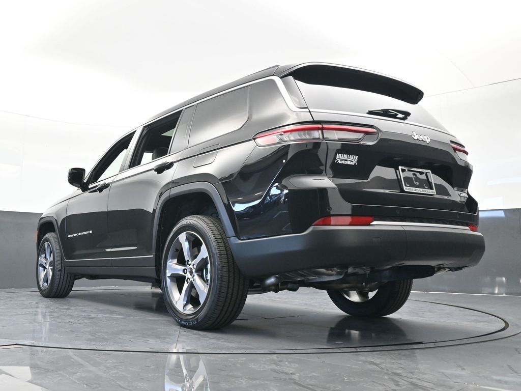 New 2026 Diamond Black Crystal Pearlcoat Jeep Limited image 56