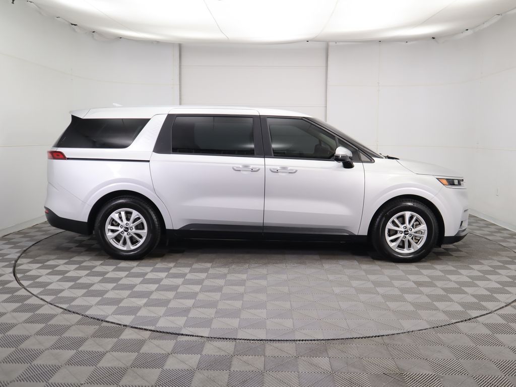 Thumbnail: 2023 Kia Carnival - 4