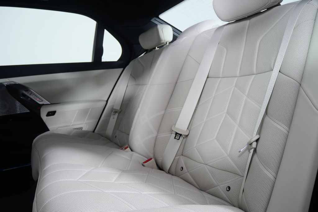 Thumbnail: 2026 BMW 7 Series - 16