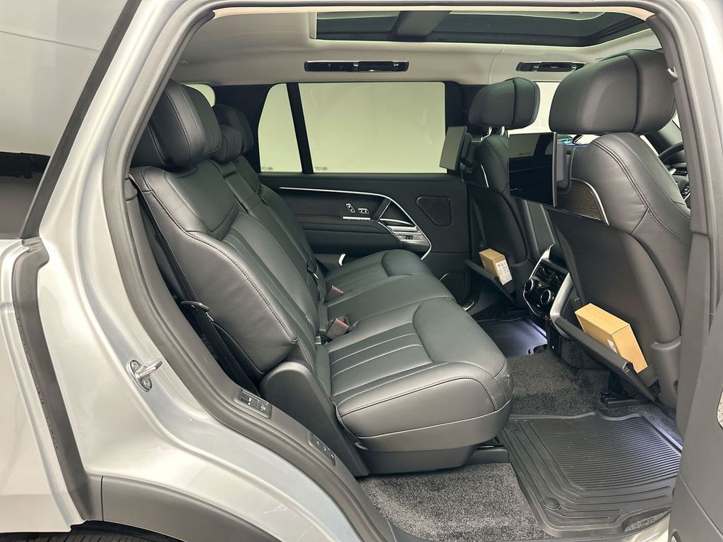 2025 Land Rover Range Rover SE 5