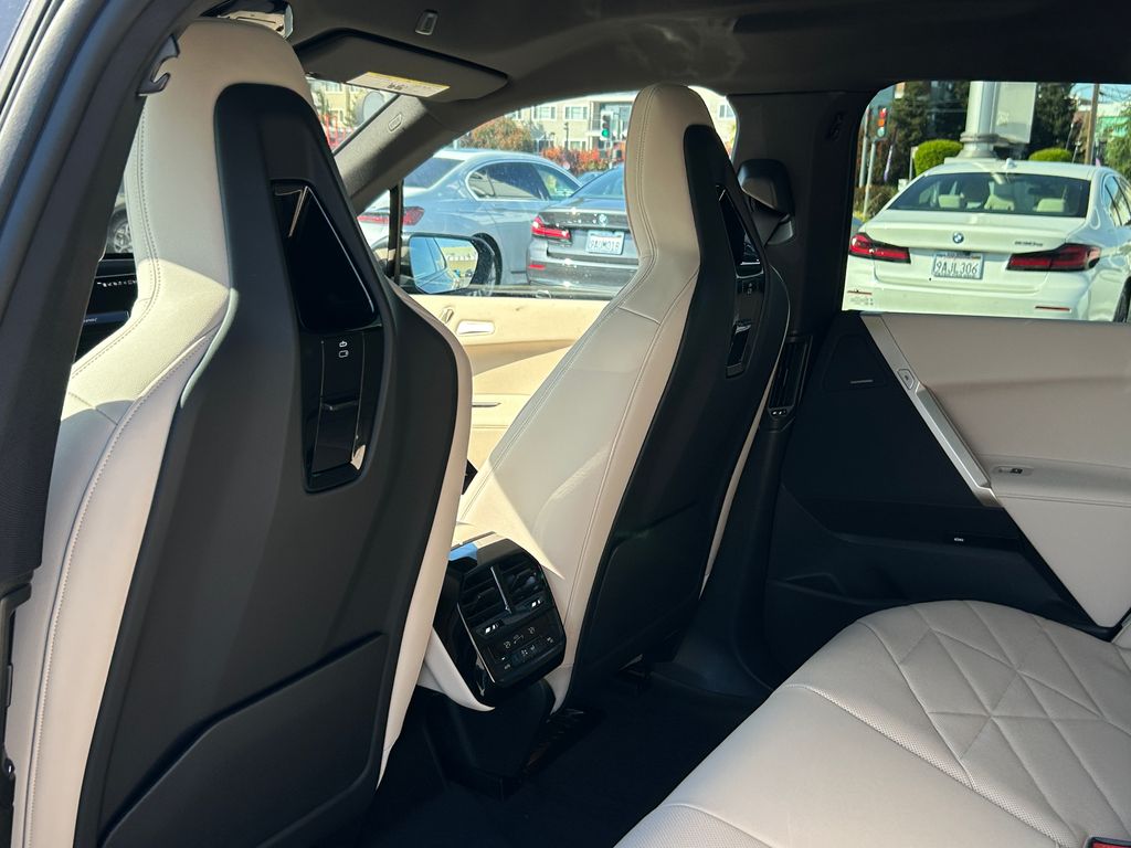 2025 BMW iX xDrive50 32