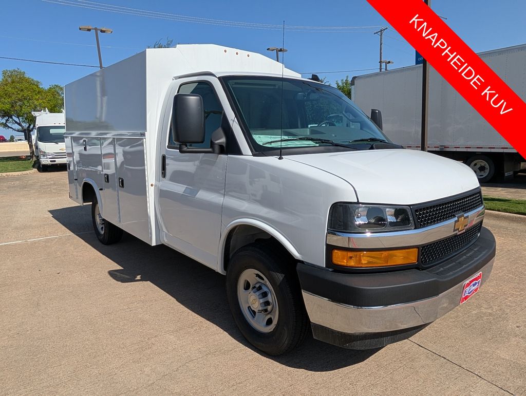 Summit White 2026 Chevrolet Express Chassis Van Rear-Wheel Drive 8-Speed Automatic