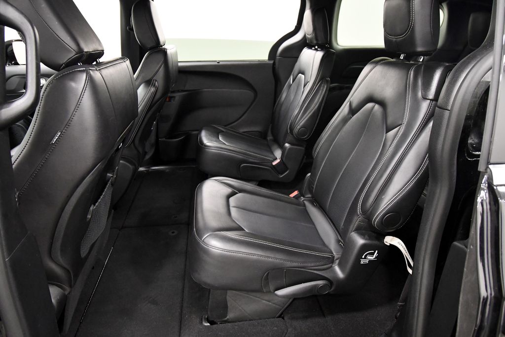 Used 2025 Chrysler Pacifica Van